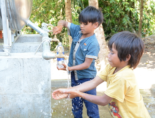 Niềm vui của các em nhỏ khi nước về làng
